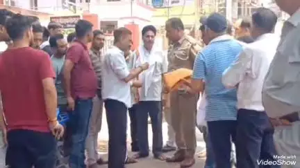 मिर्ज़ापुर: शहर कोतवाली के बाहर विवाहिता का शव रखकर परिजनों ने किया हंगामा, पुलिस ने मुकदमा दर्ज करने का दिया आश्वासन