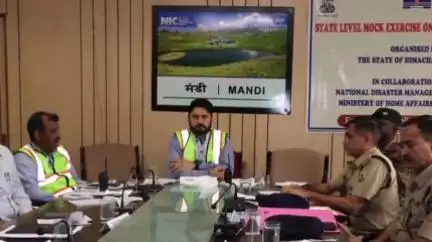 मंडी: जिला मुख्यालय मंडी में शुक्रवार को आयोजित मेगा मॉक ड्रिल में विभिन्न अधिकारी और कर्मचारी रहे मौजूद