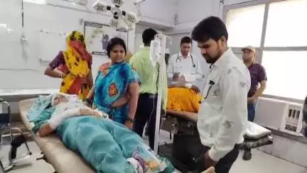 महोबा: बिल्खी गांव के पास बाइक से गिरकर दो महिलाएं घायल, जिला अस्पताल में इलाज जारी