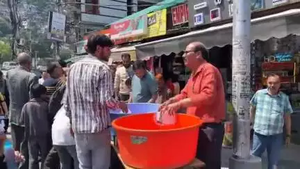 कुल्लू: ढालपुर बाज़ार के व्यापारी ने निर्जला एकादशी के अवसर पर छबील का भंडारा लगाया