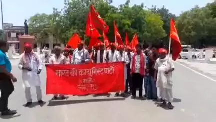 मऊ: सहादतपुरा में सड़क किनारे पटरी पर बीसों साल से रोजी-रोजगार कर रहे गरीबों की दुकान को पुलिस ने जबरदस्ती हटाया, विरोध जारी