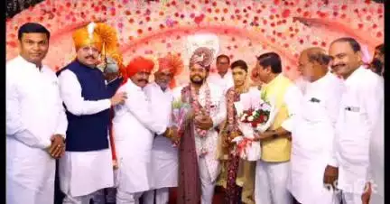 लातूर: वायबसे -चाटे शुभविवाह; आ रमेशआप्पा कराड यांच्याकडून विश्व पॅलेस मंगल कार्यालयात नव वधूवरांना शुभ आशीर्वाद