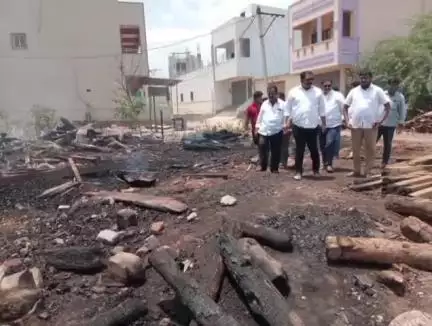 పట్టణంలో అగ్ని ప్రమాదానికి గురైన అన్నమయ్య టింబర్ డిపో ని పరిశీలించిన జనసేన నేత యల్లటూరు శ్రీనివాసరాజు