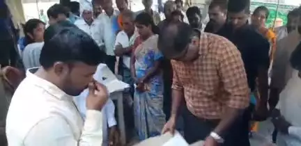 పెద్దపల్లి: కాల్వ శ్రీరాంపూర్ మండలంలోని పెగడపల్లి గ్రామంలో భూభారతి సదస్సును పరిశీలించిన జిల్లా కలెక్టర్ కోయ శ్రీ హర్ష