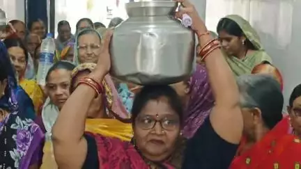 बुरहानपुर नगर: बुरहानपुर लालबाग क्षेत्र में गंदा पानी आ रहा है जिसको लेकर क्षेत्रवासी हंडे और मटके भरकर कलेक्टर कार्यालय #Jansamas