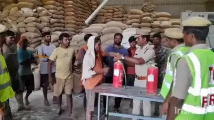 పరిగి: రుప్కాన్ పెట్ గ్రామ సమీపంలో రైస్ మిల్ లో పరిగిఅగ్నిమాపక శాఖ ఆధ్వర్యంలో కార్మికులకు ఫైర్ సేఫ్టీ పై అవగాహన కార్యక్రమం