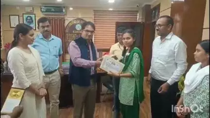 रामगढ़: उपायुक्त कार्यालय में कस्तूरबा गांधी विद्यालय की छात्राओं के प्रदर्शन पर उपायुक्त ने की सराहना