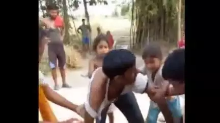 गोंडा: हारीपुर बाभन पुरवा गांव में जमीनी विवाद को लेकर विपक्षियों ने घर चढ़कर महिला को पीटा, वीडियो हुआ वायरल