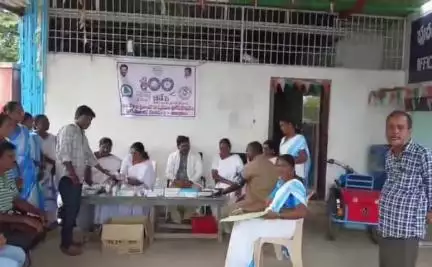 అలంపూర్: అయిజ మున్సిపాలిటీ  కేంద్రంలోని మున్సిపల్ కార్మికులకు వైద్య పరీక్షలు నిర్వహణ