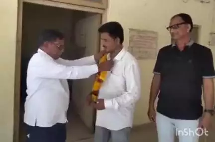 માંગરોળ: વાંકલ ગામે સુરત જિલ્લા કોંગ્રેસ આદિવાસી મોરચાના નવનિયુક્ત પ્રમુખ નું કોંગ્રેસ આગેવાનોએ સન્માન કર્યું