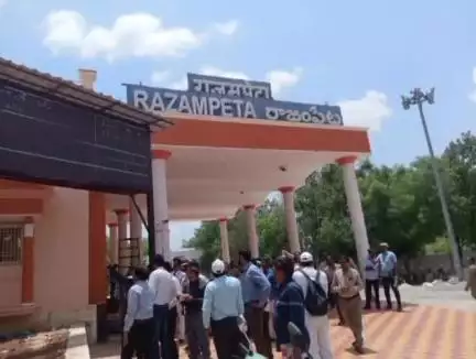 పట్టణ రైల్వే స్టేషన్ ను పరిశీలించిన గుంతకల్ రైల్వే డి ఆర్ ఎం చంద్రశేఖర్ గుప్తా