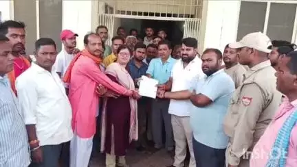 बाजपुर: बाजपुर में फड़ ठेला व्यवसायियों ने SDM को घेरा, हटाए जाने से पूर्व एक जगह चयनित करने की मांग की