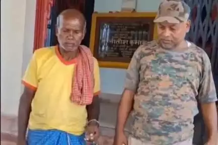 चानन: संग्रामपुर गांव से चानन थाना पुलिस ने 20 लीटर महुआ शराब के साथ एक तस्कर को गिरफ्तार कर कोर्ट में पेश किया