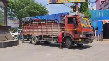 कटिहार: अमर जवान चौक पर ट्रक खराब होने से जाम, मौके पर पहुंची ट्रैफिक पुलिस