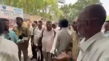 హిమాయత్ నగర్: తమను అక్రమంగా సస్పెండ్ చేశారని ఆర్టీసీ భవన్ వద్దకు చేరుకున్న ఆర్టీసీ కార్మికులు, అడ్డుకున్న పోలీసులు