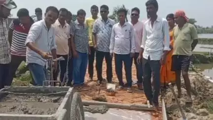 মিনাখাঁ: মল্লিক ঘেরি এলাকায় নতুন কংক্রিটের ঢালাই রাস্তার কাজের সূচনা করলেন তৃণমূলের কর্মীরা#jansamasya