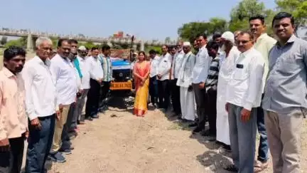 कन्नड: शेलगाव येथे घरकुल लाभार्थ्यांना रेती वाटपाचा आमदार संजना जाधव यांच्या हस्ते शुभारंभ
