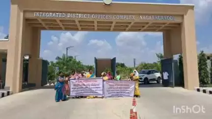 నాగర్ కర్నూల్: అక్రమ వెంచర్లకు అనుమతించిన అధికారులపై చర్యలు తీసుకోవాలంటూ ఊరుకొండ వాసులు కలెక్టర్ కార్యాలయం ముందు ధర్నా