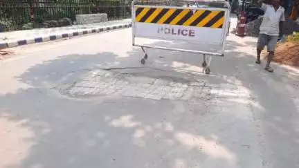 কৃষ্ণনগর ১: সরকারি আধিকারিকদের বাংলোর সামনের রাস্তায় বড়সড় ধস, শহরের অন্যতম প্রধান রাস্তায় ধস নামায় যান চলাচল বিপর্যস্ত