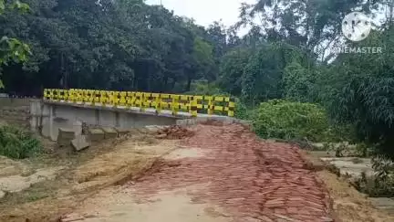 তেলিয়ামুড়া: কয়েকদিনের বাড়ি বর্ষণের ফলে করবং এলাকার ফুড ব্রিজের রাস্তা ধসে পড়ে যায়, দুর্ভোগ সাধারণ লোকেদের#jansamasya
