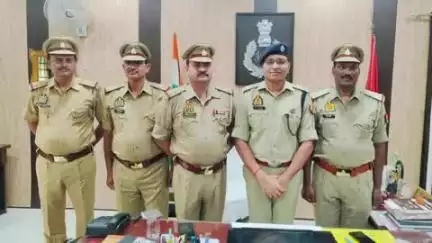 गोंडा: मुख्य आरक्षी से उपनिरीक्षक के पद पर पदोन्नति पर SP ने पुलिस कार्यालय में उपनिरीक्षकों के कंधों पर स्टार लगाकर दी बधाई