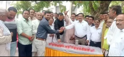 उरई: उरई के जिला अधिकारी ने भीषण गर्मी में प्यासों को शरबत का वितरण किया, लोगों ने जिला प्रशासन की प्रशंसा की