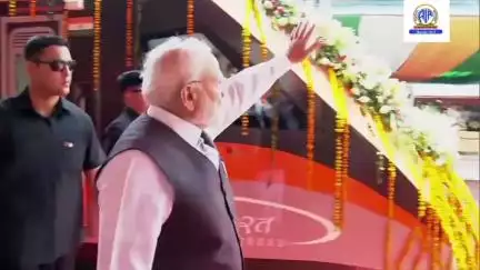 प्रधानमंत्री नरेंद्र मोदी ने कटरा रेलवे स्टेशन से कटरा और श्रीनगर को जोड़ने वाली वंदेभारत एक्सप्रेस को हरी झंडी दिखायी