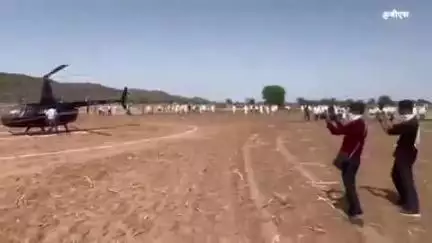 खेरागढ़: रिछोहा में आयोजित भंडारे में हेलीकॉप्टर और हाथी पर सवार होकर पहुंचे लोग, वीडियो हुआ वायरल