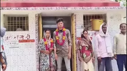इटावा: सदर तहसील इलाके के कलेक्ट्रेट में युवक-युवती ने मंदिर में एक संगठन के समक्ष रचाई शादी, एक-दूसरे को पहनाई माला