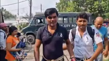 ব্যারাকপুর ২: এয়ারপোর্ট থানা এলাকা থেকে গ্রেপ্তার সুদীপ্ত দে কে পেশ করা হল ব্যারাকপুর আদালতে এয়ারপোর্ট থানার পুলিশের পক্ষ থেকে