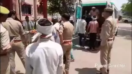 कर्वी: पहाड़ी के कुचारम मोड़ के पास ट्रक की टक्कर से ट्रैक्टर-ट्रॉली पलटी, 15 घायल, 10 को जिला अस्पताल रेफर किया गया