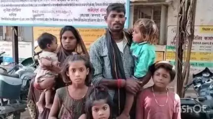 बांदा: मवई गांव का निवासी व्यक्ति अपनी पत्नी और बच्चों के साथ कलेक्ट्रेट पहुंचा, सफाई कार्य में लगाए जाने की मांग की