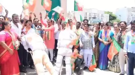 ಬಳ್ಳಾರಿ: ಬೆಂಗಳೂರಿನ ಚಿನ್ನಸ್ವಾಮಿ ಮೈದಾನದ ಬಳಿ ಕಾಲ್ತುಳಿತ ಪ್ರಕರಣ ಖಂಡಿಸಿ ನಗರದಲ್ಲಿ ಬಿಜೆಪಿ ಪ್ರತಿಭಟನೆ