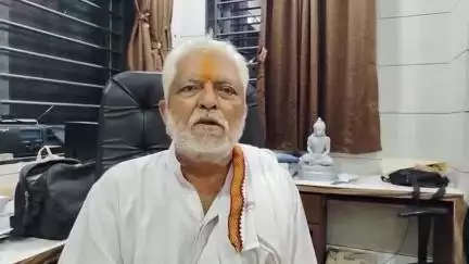 સાવરકુંડલા: સાવરકુંડલામા માનવ મંદિર આશ્રમમા પૂ.મોરારીબાપુ હસ્તે નિશુલ્ક છાત્રાલયનુ લોકાર્પણપ્રસંગે જાહેર આમંત્રણ પાઠવતા ભક્તિરામબાપૂ
