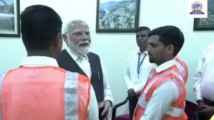 प्रधानमंत्री नरेंद्र मोदी ने USBRL परियोजना पर एक प्रदर्शनी के दौरान जम्मू-कश्मीर के मुख्यमंत्री उमर अब्दुल्ला से बात की