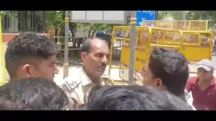 कोटा में स्कूटी वितरण में देरी पर ABVP का विरोध, छात्राओं ने कलेक्ट्री के बाहर किया प्रदर्शन