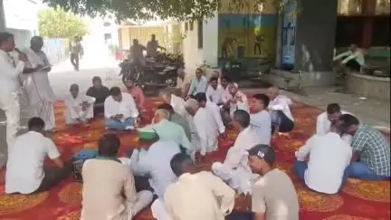 बिलारी: भारतीय किसान यूनियन अराजनैतिक के कार्यकर्ताओं ने बिलारी तहसील परिसर में गन्ना भुगतान न होने पर किया धरना प्रदर्शन