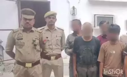 आगरा: घड़ी भदौरिया महल के पास से सट्टे की खाई बाड़ी करने वाली 2 महिला सहित कुल 10 अभियुक्तों को किया गिरफ्तार