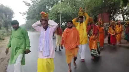 कांके: राजद नेता श्री गौरी शंकर यादव छोटा महीना मनेर पटना रणधीर कुमार यादव जी के गृह प्रवेश एवं कलश जल भारी यात्रा में हुए सामि