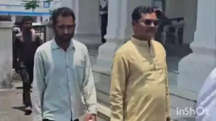 अंबिकापुर: सरगुजा जिले में पहाड़ी कोरबा जनजाति के लोगों ने कलेक्ट्रेट पहुंचकर जल, जंगल, जमीन को बचाने की मांग की