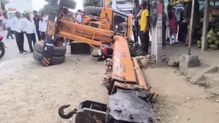 వైరా: కొనిజర్లలో బస్సు, లారీ. జెసిబి బస్సు డి పలువురికి స్వల్ప గాయాలు, భారీగా నిలిచిపోయిన వాహనాలు