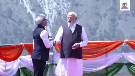 प्रधानमंत्री नरेंद्र मोदी चिनाब ब्रिज पहुंचे। उन्होंने चिनाब ब्रिज का निरीक्षण किया।