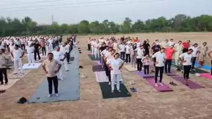हिसार: पुलिस लाइन हिसार में जिला स्तरीय योग कार्यक्रम हुआ आयोजित, पुलिस कर्मचारियों ने किया योगाभ्यास
