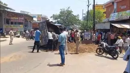 मंडला: बम्हनी बंजर में अनियंत्रित होकर पलटी रेत से भरी ट्रैक्टर की ट्रॉली, बड़ा हादसा टला