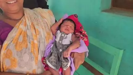 সিউড়ি ১: কন্যা সন্তান হওয়াতেই গাড়ি সাজিয়ে বাবা নিয়ে গেল বাড়ি তার মেয়েকে সিউড়ির একটি বেসরকারি নার্সিংহোম থেকে মহম্মদ বাজার