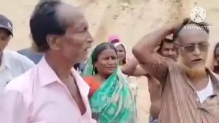 খানাকুল ১: উদনা এলাকায় বালি দিয়ে নদী বাঁধ মেরামত করার অভিযোগ, প্রতিবাদে বিক্ষোভ গ্রামবাসীর