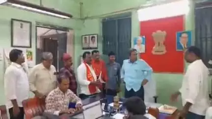 తాడిపత్రి: రేషన్ స్టోర్లలో జరుగుతున్న అక్రమాలకు చర్యలు తీసుకోవాలని  తాడిపత్రి మండల తాసిల్దార్ కు వినతి పత్రం అందించిన సిపిఐ నేతలు