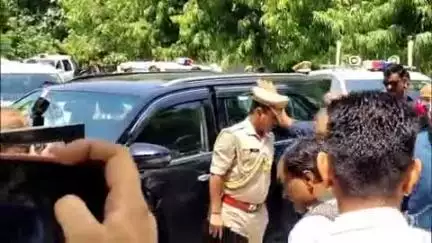 सिरोही: जिला परिषद सभागार में पहुंचे राज्यपाल हरिभाऊ बागड़े, कलेक्टर व एसपी ने की अगवानी