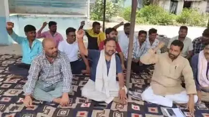 झाझा: विद्युत आपूर्ति की समस्याओं को लेकर झाझा परिसर में हुआ एकदिवसीय धरना प्रदर्शन