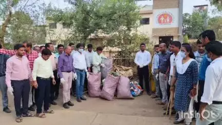आमगाव: अर्ध्या तासात १६ बोरे प्लास्टीकचे संकलन
१५५ कर्मचाऱ्यांचा सहभाग : जिल्हा परिषदेत प्लास्टीक बंदीचा संकल्प